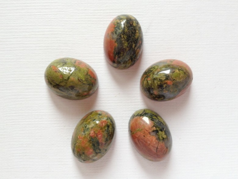 特厚蛋面花绿石(15x20x8mm)